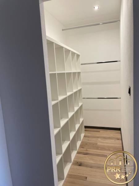 Na predaj krásny komplet prerobený, moderne zariadený 3-izb. byt v BnB - Vstavaný šatník s policovým systémom v 3-izbovom byte, svetlé drevené podlahy, biele steny.
