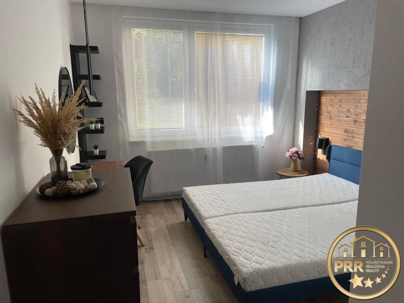 Na predaj krásny komplet prerobený, moderne zariadený 3-izb. byt v BnB - Svetlá spálňa v 3-izbovom byte s posteľou a drevenými detailmi.