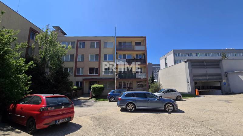 Predaj 3i byt, 2 x pivnica, nepriechodné izby, Bárdošova ul., Kramáre - Parkovisko pred bytovým domom na ulici Bárdošova, Bratislava - Kramáre s autami.