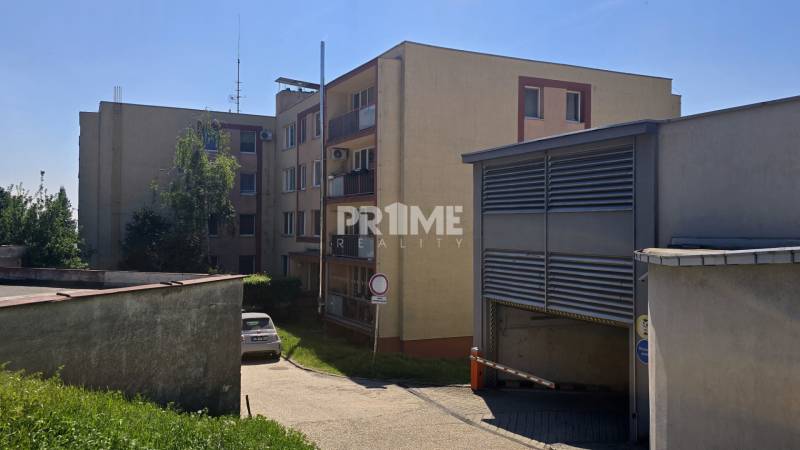 Predaj 3i byt, 2 x pivnica, nepriechodné izby, Bárdošova ul., Kramáre - Bytový dom na Bárdošovej ulici v Bratislave, Kramároch obklopený zeleňou a parkoviskom.
