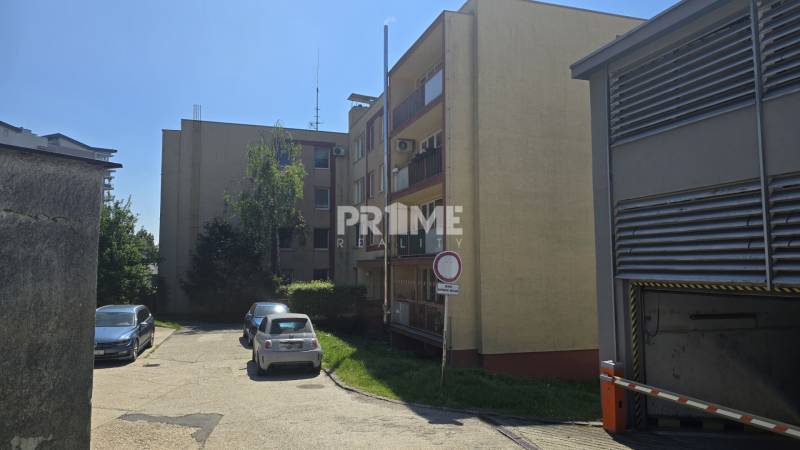 Predaj 3i byt, 2 x pivnica, nepriechodné izby, Bárdošova ul., Kramáre - Bytový dom v Bratislave na Bárdošovej, v lokalite Kramáre, s parkovaním pred budovou.