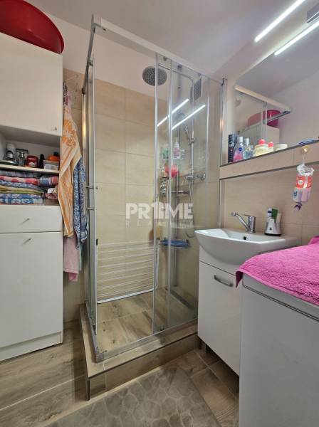 Predaj 3i byt, 2 x pivnica, nepriechodné izby, Bárdošova ul., Kramáre - Kúpeľňa so sprchovacím kútom a umývadlom v 3-izbovom byte.