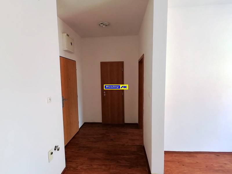 2 izbový byt na prenájom Vrútky, balkón - Čistá biela predsieň so vstupnými dverami v 2-izbovom byte.