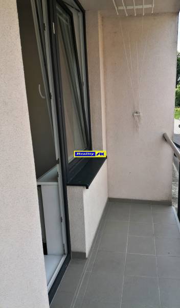 2 izbový byt na prenájom Vrútky, balkón - Balkón 2-izbového bytu na Nábrežnej ulici vo Vrútkach s dlažbou a zábradlím.