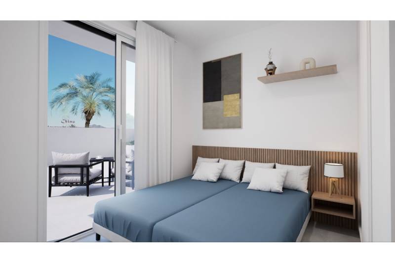 LOS ALCÁZARES -rekreačné apartmány s turistickou licenciou na prenájom - Spálňa rekreačného apartmánu s posteľami a prístupom na balkón s palmou.