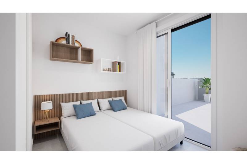 LOS ALCÁZARES -rekreačné apartmány s turistickou licenciou na prenájom - Spálňa v rekreačnom apartmáne s posteľou, poličkami a balkónom.