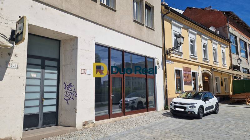 Obchodné priestory  v Starom Meste - Obchodné priestory na Konventnej ulici, Bratislava - Staré Mesto pri zaparkovanom aute.