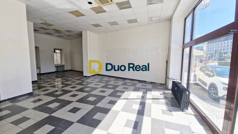 Obchodné priestory  v Starom Meste - Obchodné priestory s veľkými oknami, dlažba a biele steny.
