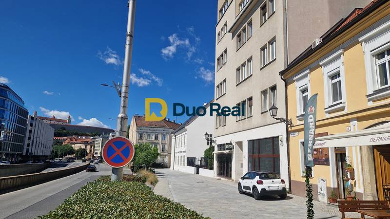 Obchodné priestory  v Starom Meste - Ulica Konventná v Bratislave - Starom Meste, obchodné priestory a dopravná značka.