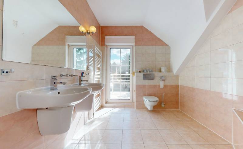 6-izbový rodinný dom s wellness a bazénom Záhorská Bystrica - Kúpeľňa vo vile s dvoma umývadlami, zrkadlom a balkónom.