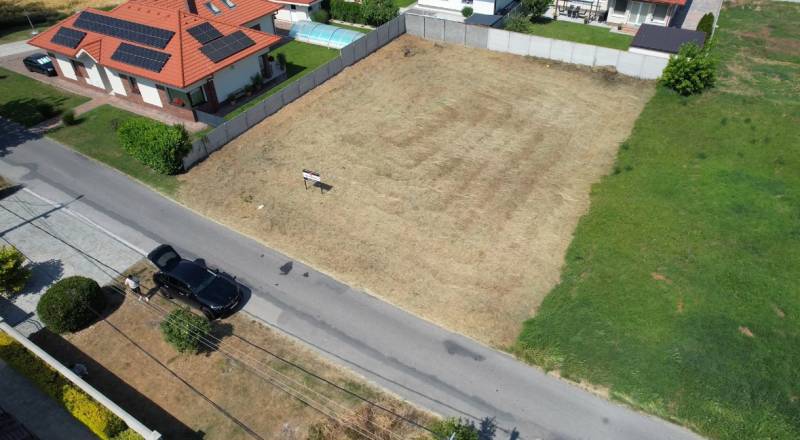 TOP stavebný pozemok len 25 min od Bratislavy - Pozemky - bývanie v Blatnej na Ostrove, vedľa moderného domu so solárnymi panelmi.