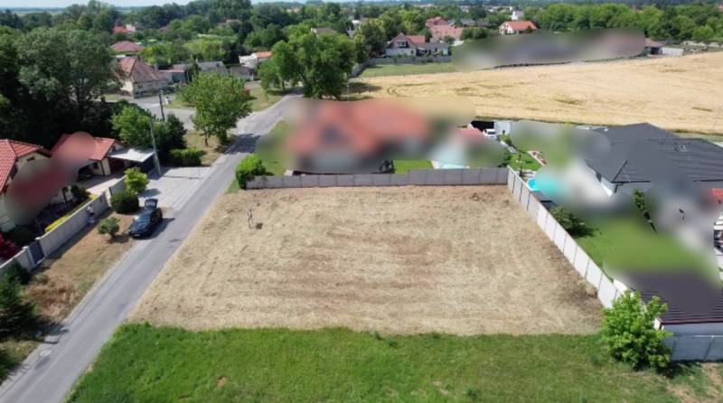 TOP stavebný pozemok len 25 min od Bratislavy - Rovnina obklopená plotom v Blatnej na Ostrove, ideálna pre pozemky - bývanie.