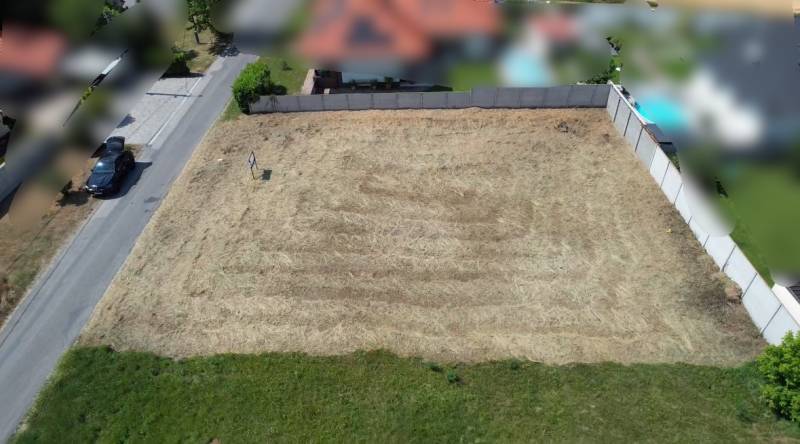 TOP stavebný pozemok len 25 min od Bratislavy - Pozemok na bývanie v Blatnej na Ostrove, ohradený pri asfaltovej ceste.