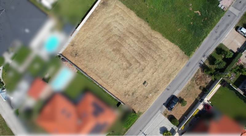 TOP stavebný pozemok len 25 min od Bratislavy - Letecký pohľad na stavebný pozemok v Blatnej na Ostrove, vhodný pre bývanie.