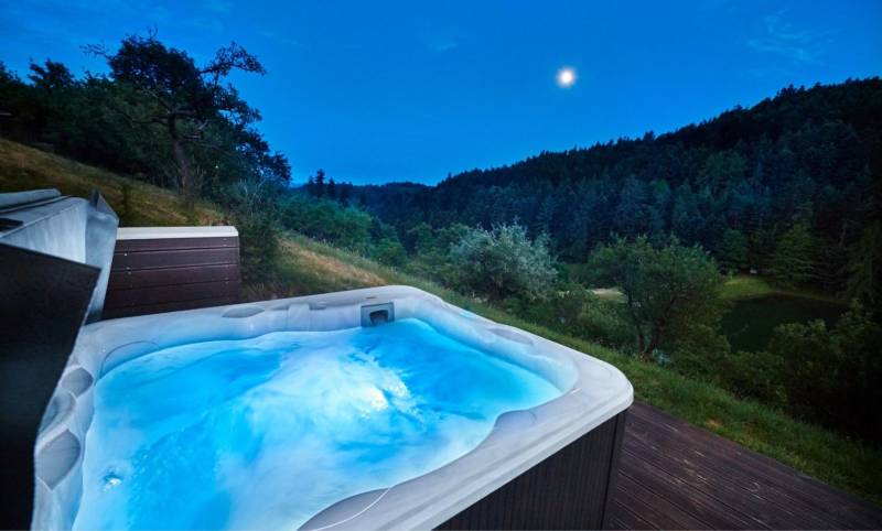 EXKLUZÍVNA PONUKA – penzión, chata alebo bývanie priamo nad Klingerom  - Nočný výhľad z terasy rodinného domu v Banskej Štiavnici na Klingeri s jacuzzi a lesom.