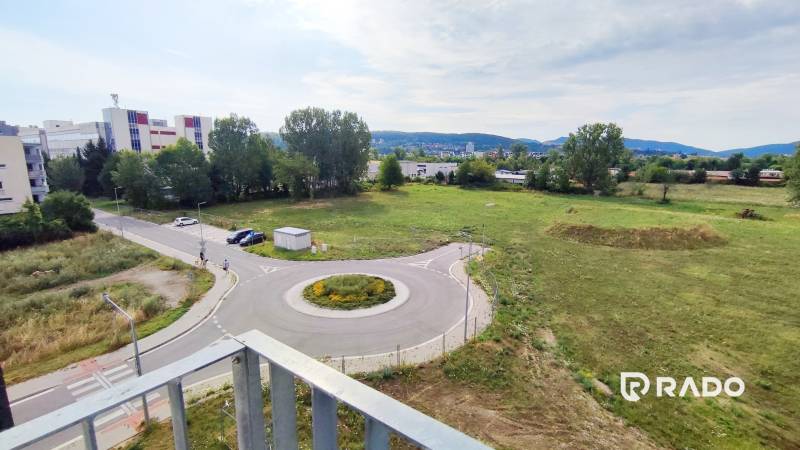 | 2-izbový byt s parkovaním v NOVOSTAVBE | Trenčín  - Pohľad na križovatku a zeleň z Odevnej ulice v Trenčíne.