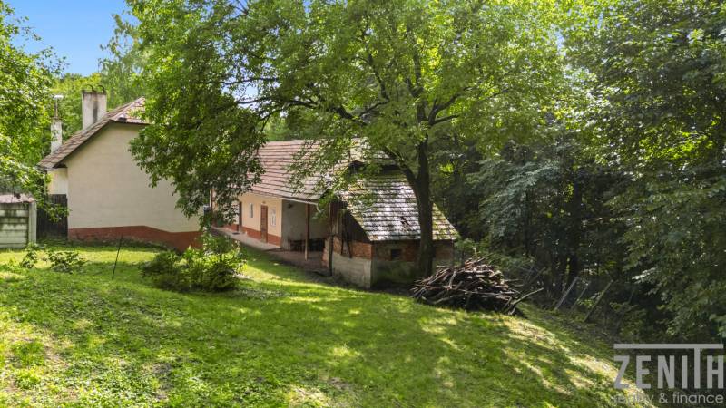 Rodinný dom na polosamote v krásnom prostredí v Brezovej pod Bradlom - Rodinný dom na Dzurákovci v Brezovej pod Bradlom obklopený zeleňou a stromami.
