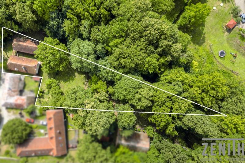 Rodinný dom na polosamote v krásnom prostredí v Brezovej pod Bradlom - Letecký pohľad na pozemok a budovy, obklopené lesom v Brezovej pod Bradlom, ulici Dzurákovci.