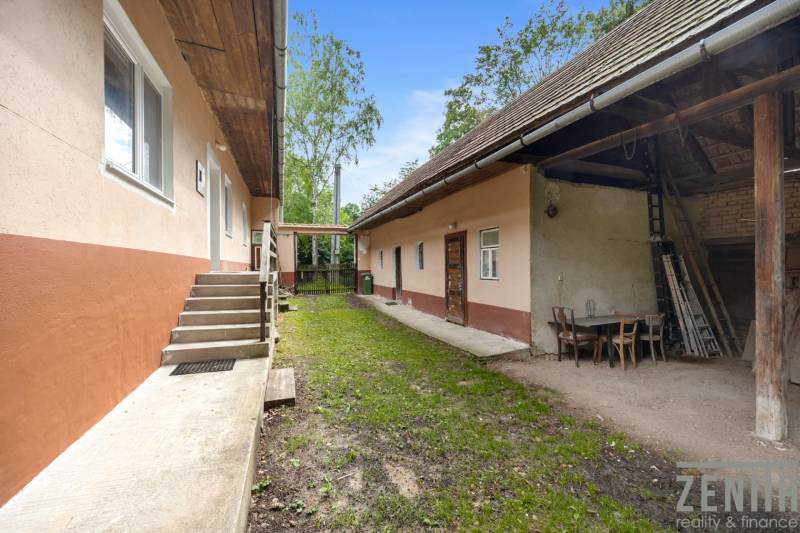 Rodinný dom na polosamote v krásnom prostredí v Brezovej pod Bradlom - Rodinný dom na ulici Dzurákovci v Brezovej pod Bradlom s dvorom a vonkajším posedením.