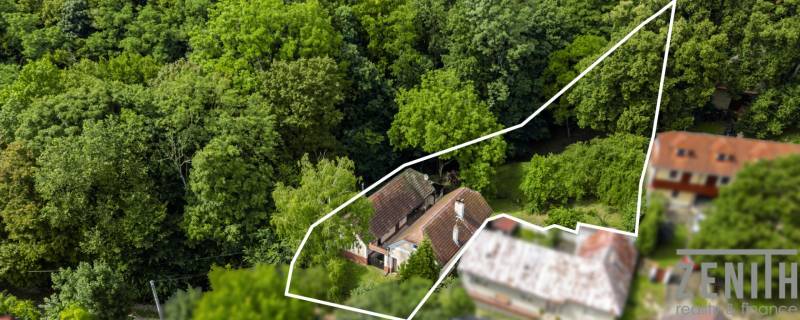 Rodinný dom na polosamote v krásnom prostredí v Brezovej pod Bradlom - Letecký pohľad na rodinný dom v Brezovej pod Bradlom na ulici Dzurákovci, obklopený lesom.