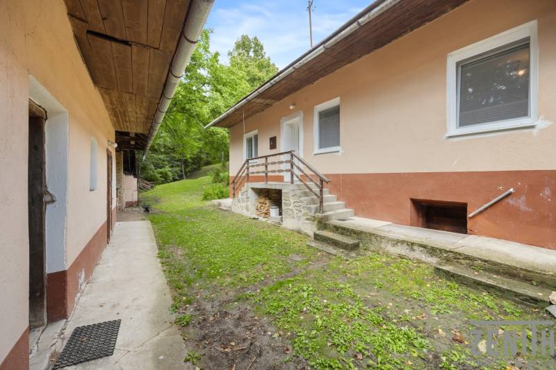 Rodinný dom na polosamote v krásnom prostredí v Brezovej pod Bradlom - Rodinný dom na ulici Dzurákovci v Brezovej pod Bradlom so zeleným predpolom a schodmi.