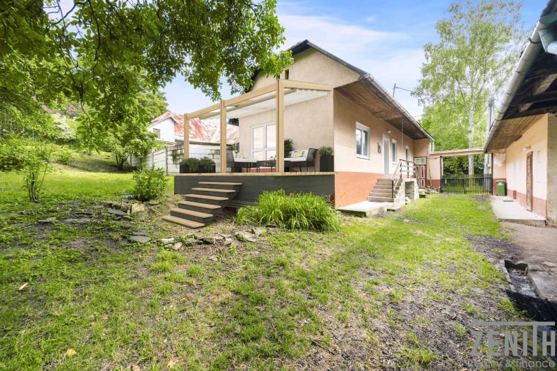 Rodinný dom na polosamote v krásnom prostredí v Brezovej pod Bradlom - Rodinný dom na Dzurákovcoch, Brezová pod Bradlom, s terasou a záhradou.