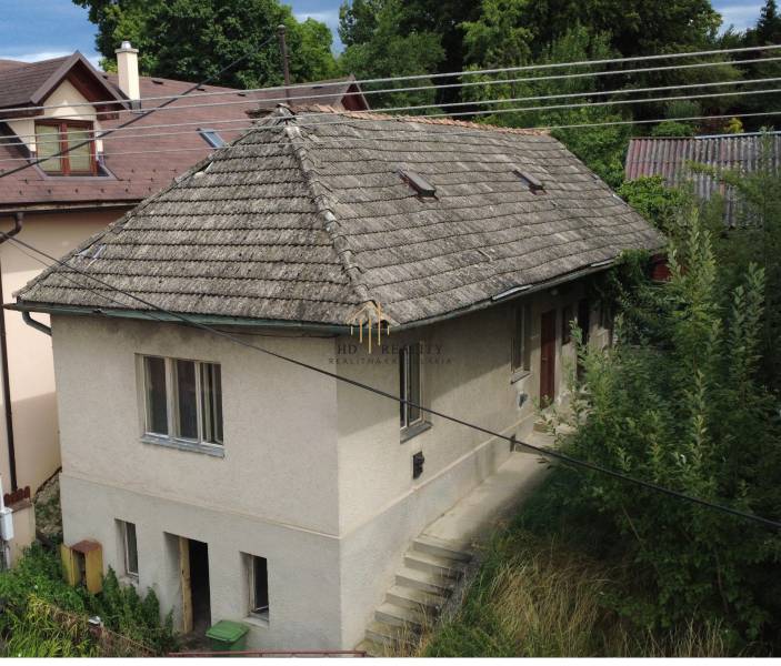 JEDINEČNÁ INVESTIČNÁ PRÍLEŽITOSŤ V SRDCI RUDLOVEJ, Rodinný Dom - Rodinný dom pod Bôdom Bánošom v Banskej Bystrici so šikmou strechou a záhradou.