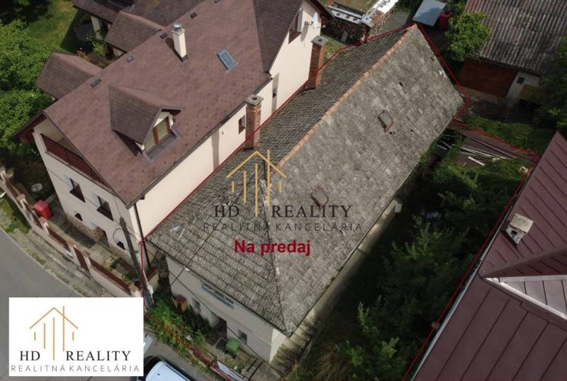 JEDINEČNÁ INVESTIČNÁ PRÍLEŽITOSŤ V SRDCI RUDLOVEJ, Rodinný Dom - Rodinný dom na predaj na ulici Bod Bánošom v Banskej Bystrici obklopený zeleňou.