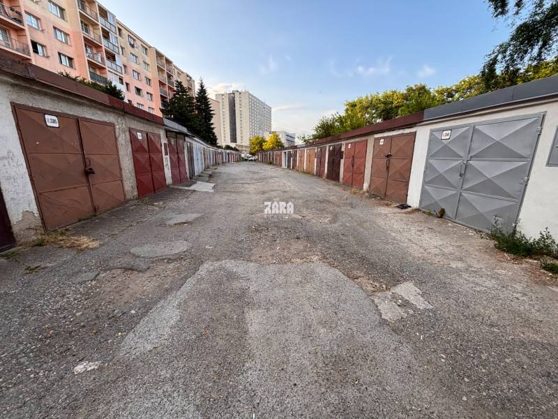 ZÁPAD Garáž ul. Považská. V blízkosti Nová Nemocnica. 17 m2. Elektrina - Garáže na Považskej ulici v Košiciach, mestská časť Západ, lemujú panelové domy.
