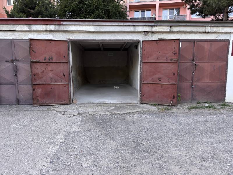 ZÁPAD Garáž ul. Považská. V blízkosti Nová Nemocnica. 17 m2. Elektrina - Otvorené staré garáže na Považskej ulici v Košiciach, mestská časť Západ.