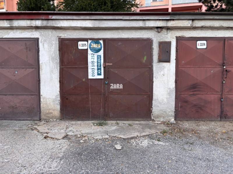 ZÁPAD Garáž ul. Považská. V blízkosti Nová Nemocnica. 17 m2. Elektrina - Staršia hnedá garáž na predaj na ulici Považská v Košiciach, mestská časť Západ.