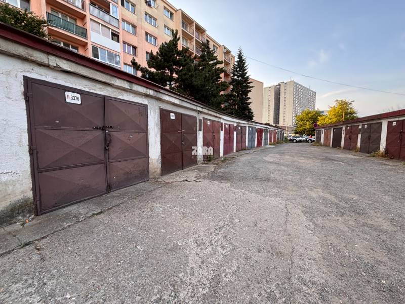 ZÁPAD Garáž ul. Považská. V blízkosti Nová Nemocnica. 17 m2. Elektrina - Garáže na Považskej ulici, Košice - mestská časť Západ, obklopené bytovými domami.