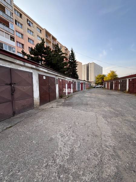 ZÁPAD Garáž ul. Považská. V blízkosti Nová Nemocnica. 17 m2. Elektrina - Garáže na Považskej ulici v Košiciach - mestskej časti Západ s bytovými domami.