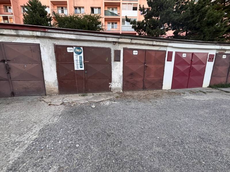 ZÁPAD Garáž ul. Považská. V blízkosti Nová Nemocnica. 17 m2. Elektrina - Garáže na Považskej ulici, Košice - mestská časť Západ s bytovkou v pozadí.