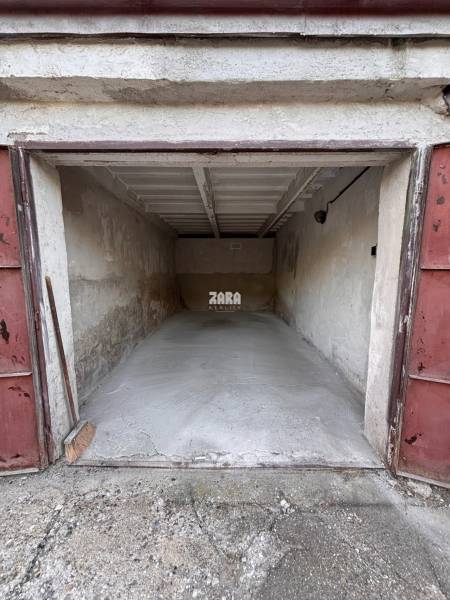 ZÁPAD Garáž ul. Považská. V blízkosti Nová Nemocnica. 17 m2. Elektrina - Otvorená garáž na Považskej ulici v Košiciach, mestskej časti Západ, s betónovou podlahou.