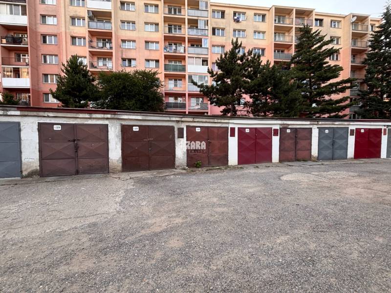 ZÁPAD Garáž ul. Považská. V blízkosti Nová Nemocnica. 17 m2. Elektrina - Garáže na Považskej ulici v Košiciach - mestskej časti Západ, v pozadí panelák.