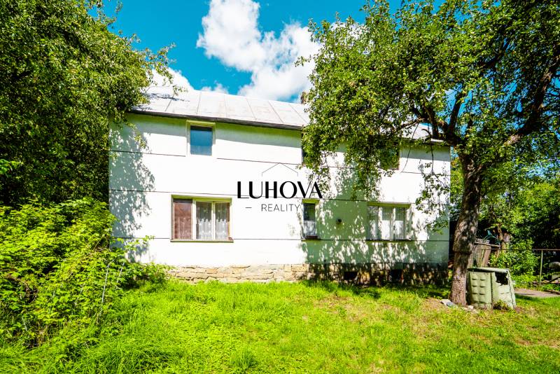 Rodinný dom na rekonštrukciu_Lúky - Rodinný dom v Lúkach na Lúky ulici je obklopený prírodou a stromami.
