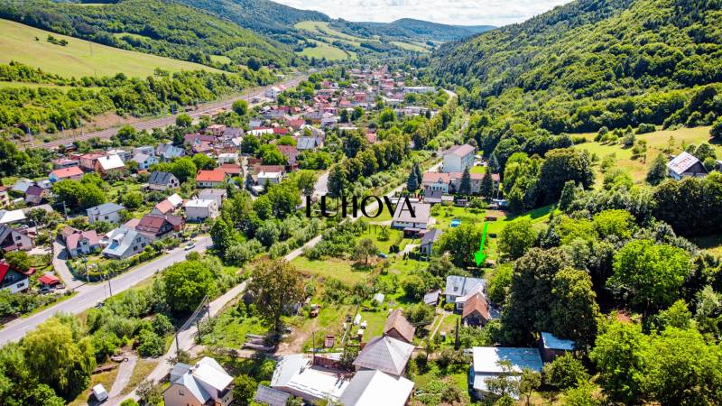 Rodinný dom na rekonštrukciu_Lúky - Lúky: panoráma rodinných domov v údolí, obklopená lesmi pri ulici Lúky.