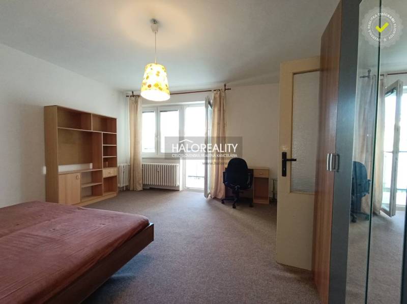 Predaj, jednoizbový byt Bratislava Staré Mesto, Svet... - Spálňa v 1-izbovom byte so vstavanou skriňou a pracovným stolom.