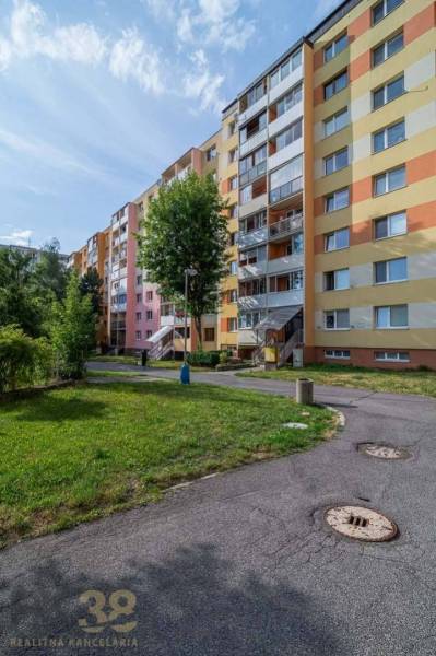  Na predaj kompletne zrekonštruovaný 3-izbový byt s balkónom v Poprade - Bytový dom na Záborského ulici v Poprade, obklopený zeleňou a chodníkmi.