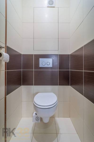  Na predaj kompletne zrekonštruovaný 3-izbový byt s balkónom v Poprade - Toaleta s hnedo-bielymi obkladmi v 3-izbovom byte.