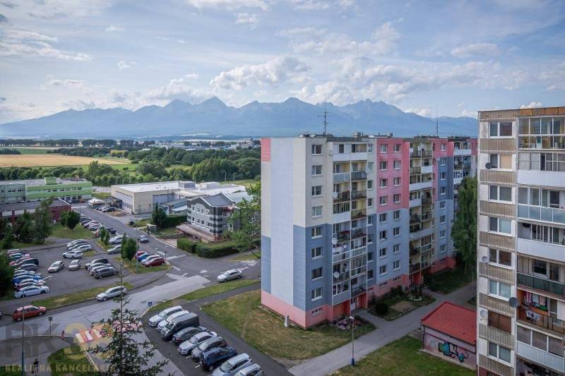  Na predaj kompletne zrekonštruovaný 3-izbový byt s balkónom v Poprade - Výhľad z bytového domu na Záborského ulici v Poprade s vysokými Tatrami v pozadí.