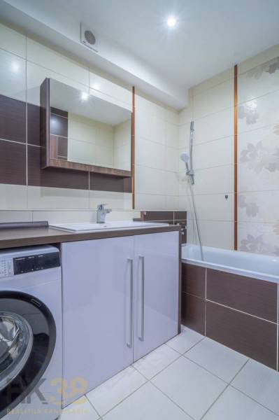  Na predaj kompletne zrekonštruovaný 3-izbový byt s balkónom v Poprade - Kúpeľňa v 3-izbovom byte so sprchovacím kútom, práčkou a umývadlovou skriňou.