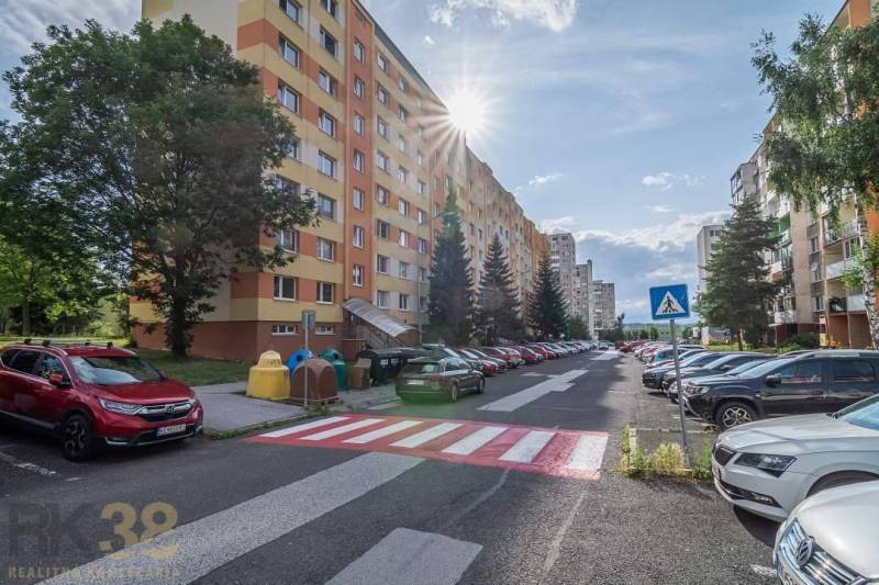  Na predaj kompletne zrekonštruovaný 3-izbový byt s balkónom v Poprade - Bytovka na Záborského v Poprade s parkoviskom a kontajnermi na 3-izbový byt.