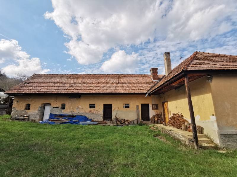 PREDAJ-vidiecky dom s veľkým pozemkom pod lesom, Nitr.Sučany, okr.PD - Starší rodinný dom v Nitrianskych Sučanoch obklopený trávou a drevom na ulici Nirtrianske Sučany.