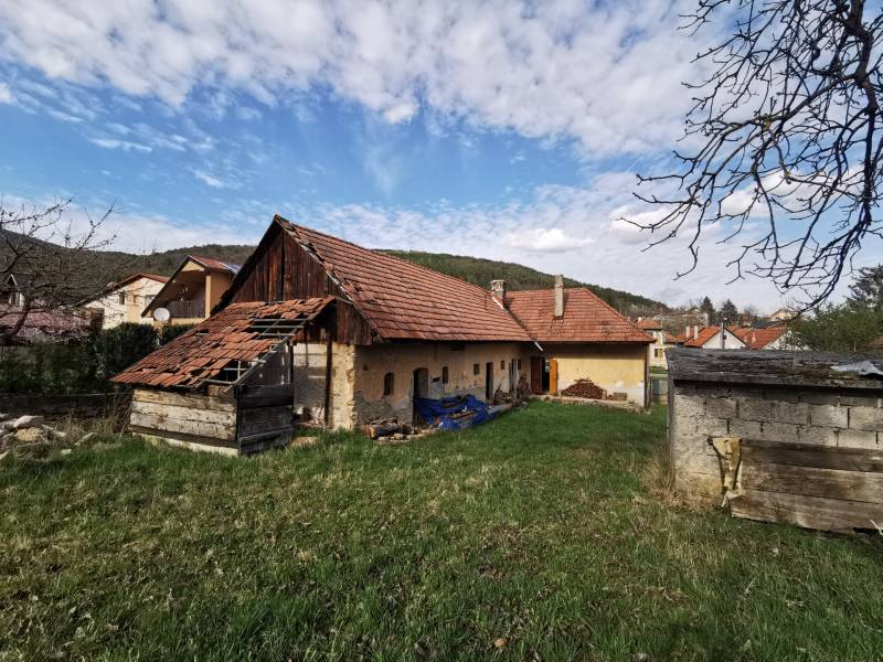 PREDAJ-vidiecky dom s veľkým pozemkom pod lesom, Nitr.Sučany, okr.PD - Rodinný dom v Nitrianskych Sučanoch, ulica Nirtrianske Sučany, staršia stavba na priestrannom pozemku.