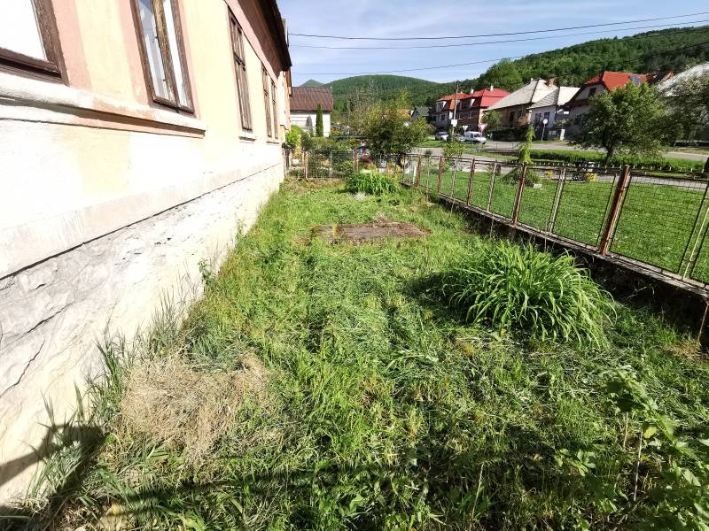 PREDAJ-vidiecky dom s veľkým pozemkom pod lesom, Nitr.Sučany, okr.PD - Záhrada Rodinného domu v Nitrianskych Sučanoch s výhľadom na ulicu a kopce.