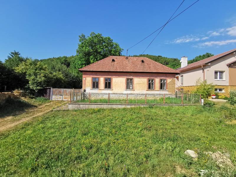 PREDAJ-vidiecky dom s veľkým pozemkom pod lesom, Nitr.Sučany, okr.PD - Rodinný dom na ulici v Nitrianskych Sučanoch, obklopený zeleným pozemkom a prírodou.