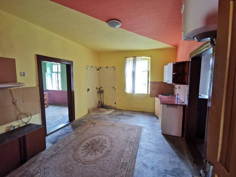 PREDAJ-vidiecky dom s veľkým pozemkom pod lesom, Nitr.Sučany, okr.PD - Interiér Rodinného domu s kuchynskou linkou a dverným otvorom na rôznofarebné steny.