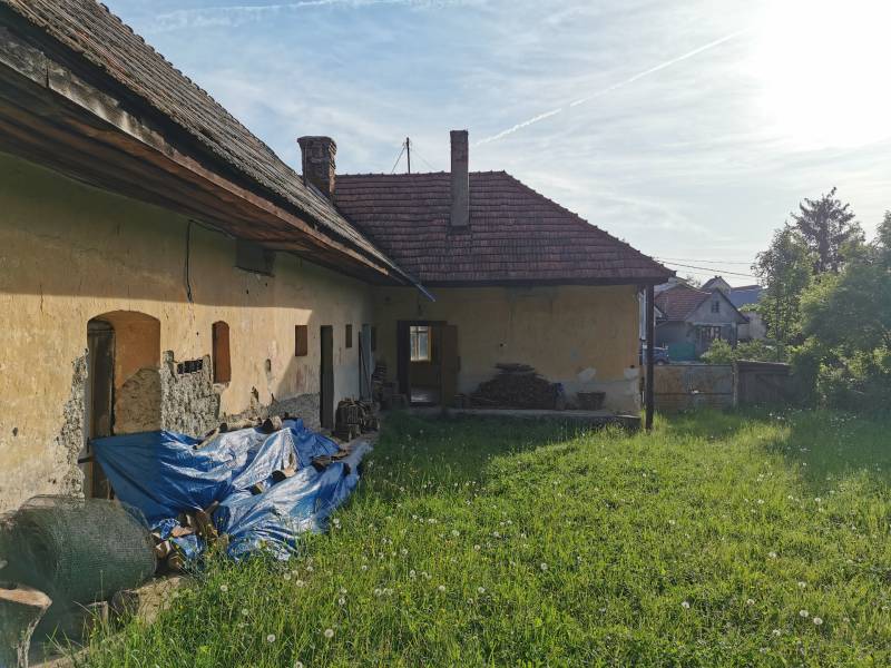 PREDAJ-vidiecky dom s veľkým pozemkom pod lesom, Nitr.Sučany, okr.PD - Starší rodinný dom v Nitrianskych Sučanoch na ulici Nirtrianske Sučany s trávnatým pozemkom.